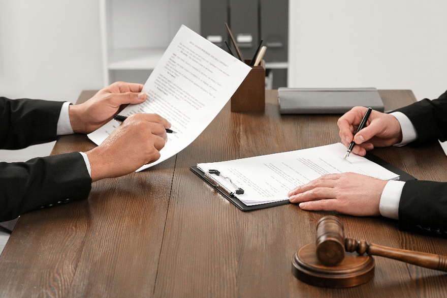 Here are the advantages and disadvantages of arbitration clauses in contracts.